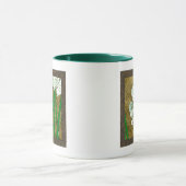 Witte bloemen en groene gedichten aan de bruine gr mok (Midden)