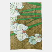 Witte bloemen en groene gedichten aan de bruine gr theedoek (Verticaal)