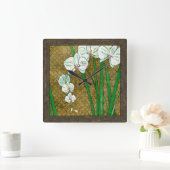 Witte bloemen en groene gedichten aan de bruine gr vierkante klok (Huis)