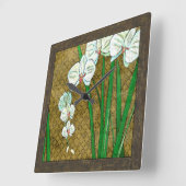 Witte bloemen en groene gedichten aan de bruine gr vierkante klok (Hoek)