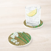 Witte bloemen en groene gedichten aan de bruine gr zandsteen onderzetter (Zijkant)