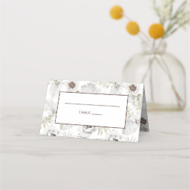 Witte bloemen en veren plaatskaartje