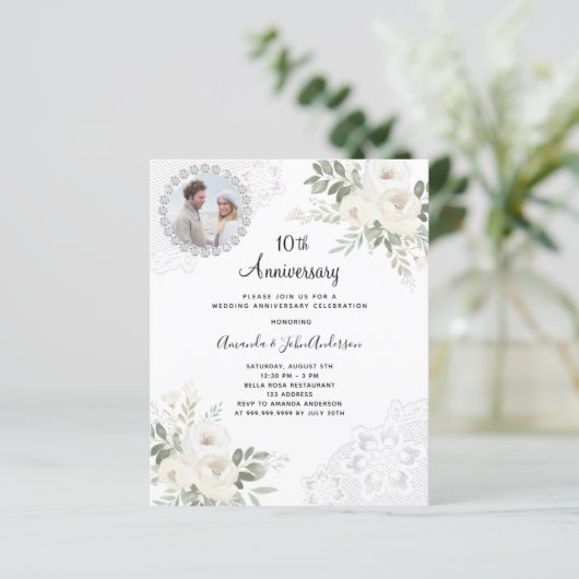 Witte bloemen foto 10e trouwdag uitnodiging (Staand voorkant)