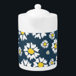 Witte bloemen, geel centrum, op blauwe achtergrond theepot<br><div class="desc">Deze zijn helder,  vrolijk wit met gele bloemen op een marineblauwe achtergrond.</div>