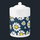 Witte bloemen, geel centrum, op blauwe achtergrond theepot<br><div class="desc">Deze zijn helder,  vrolijk wit met gele bloemen op een marineblauwe achtergrond.</div>