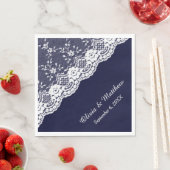 Witte Bloemen Grenskant op Navy Blue Wedding Servet (Insitu)