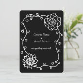 Witte bloemen harten op zwarte bruiloft uitnodigin kaart (Staand voorkant)