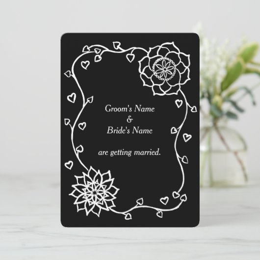 Witte bloemen harten op zwarte bruiloft uitnodigin kaart (Staand voorkant)