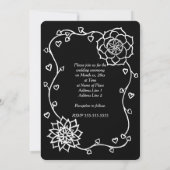 Witte bloemen harten op zwarte bruiloft uitnodigin kaart (Achterkant)