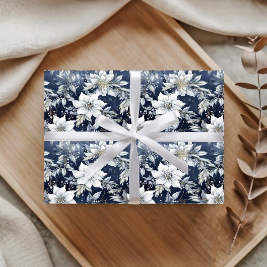 Witte bloemen & Holly bessen Cadeaupapier