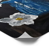 Witte bloemen in een blauw pitcher poster (Hoek)