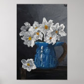 Witte bloemen in een blauw pitcher poster (Voorkant)
