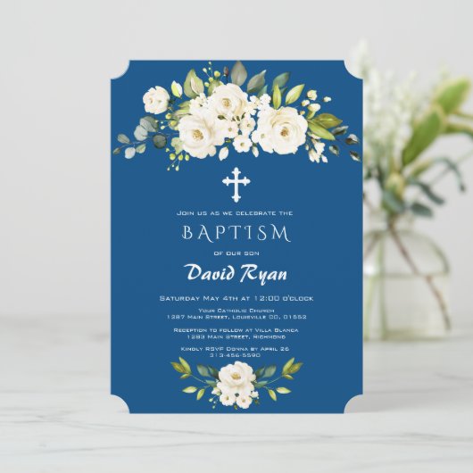 Witte Bloemen Klassieke Blauwe Jongensdoop Kaart (Staand voorkant)