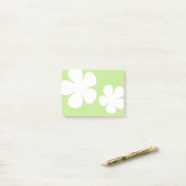 Witte bloemen lente groene noten post-it® notes (Op bureau)