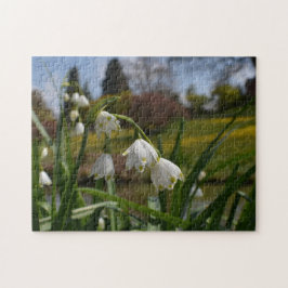 Witte bloemen met aangelegde tuinen op de achtergr legpuzzel