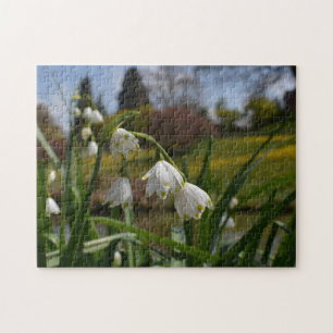 Witte bloemen met aangelegde tuinen op de achtergr legpuzzel