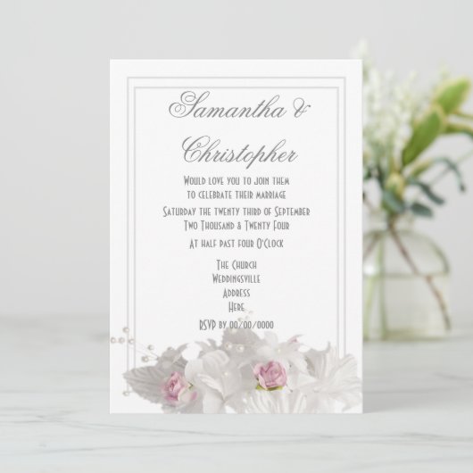 Witte bloemen met een minimale bruiloft kaart (Staand voorkant)