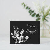 Witte Bloemen Ontwerp op Zwarte Briefkaarten (Staand voorkant)