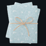 Witte bloemen op blauw inpakpapier vel<br><div class="desc">Drie vellen inpakpapier hebben een omlijning van tropische witte hibiscusbloemen op een lichtblauwe achtergrond (of elke kleur die je kiest). Mooie cadeauverpakking voor verjaardag,  trouwen,  jubileum of elke gelegenheid. MEER kleuren in onze winkel.</div>
