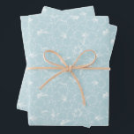 Witte bloemen op blauw inpakpapier vel<br><div class="desc">Drie vellen inpakpapier hebben een omlijning van tropische witte hibiscusbloemen op een lichtblauwe achtergrond (of elke kleur die je kiest). Mooie cadeauverpakking voor verjaardag,  trouwen,  jubileum of elke gelegenheid. MEER kleuren in onze winkel.</div>