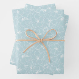 Witte bloemen op blauw inpakpapier vel