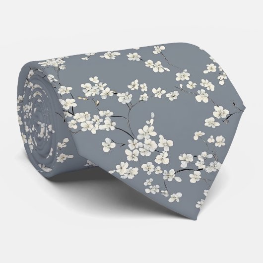 Witte bloemen op blauwe stropdas (Opgerold)