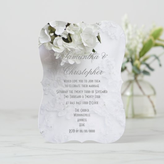 Witte bloemen op bruiden jurk bruiloft kaart (Staand voorkant)