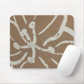 Witte bloemen op bruin muismat (Met muis)