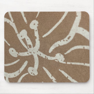 Witte bloemen op bruin muismat