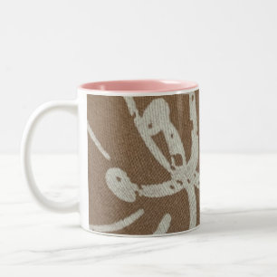 Witte bloemen op bruin tweekleurige koffiemok