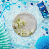 Witte bloemen op de oude kant papieren bordje (Feest)