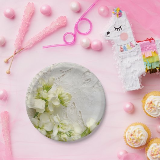 Witte bloemen op de oude kant papieren bordje (Feest)