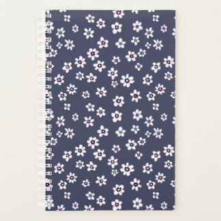 Witte bloemen op denim blauwe planner