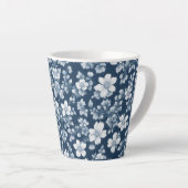 Witte bloemen op donkerblauw latte mok (Rechterhoek)