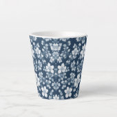 Witte bloemen op donkerblauw latte mok (Voorkant)