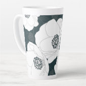 Witte bloemen op donkere Blauwgroen latte Mok (Linkerhoek)