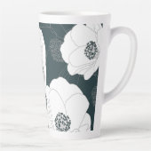 Witte bloemen op donkere Blauwgroen latte Mok (Rechts)