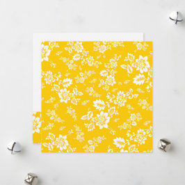 Witte bloemen op een gele lenteachtergrond feestdagenkaart