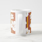 Witte bloemen op een gestreepte achtergrond grote koffiekop (Achterkant)