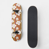 Witte bloemen op een gestreepte achtergrond persoonlijk skateboard (Voorkant)