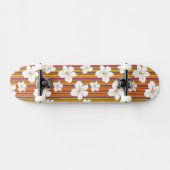 Witte bloemen op een gestreepte achtergrond persoonlijk skateboard (Horizontaal)
