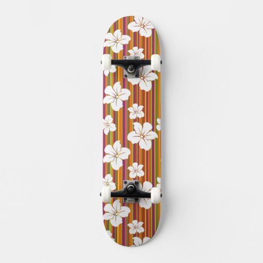 Witte bloemen op een gestreepte achtergrond persoonlijk skateboard (Voorkant)