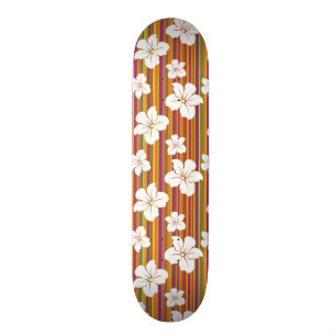 Witte bloemen op een gestreepte achtergrond persoonlijk skateboard