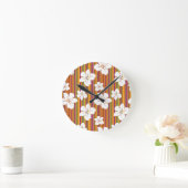 Witte bloemen op een gestreepte achtergrond ronde klok (Huis)