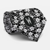 Witte bloemen op een zwarte stropdas (Opgerold)