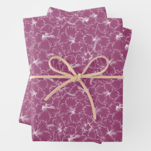 Witte bloemen op frambozen inpakpapier vel