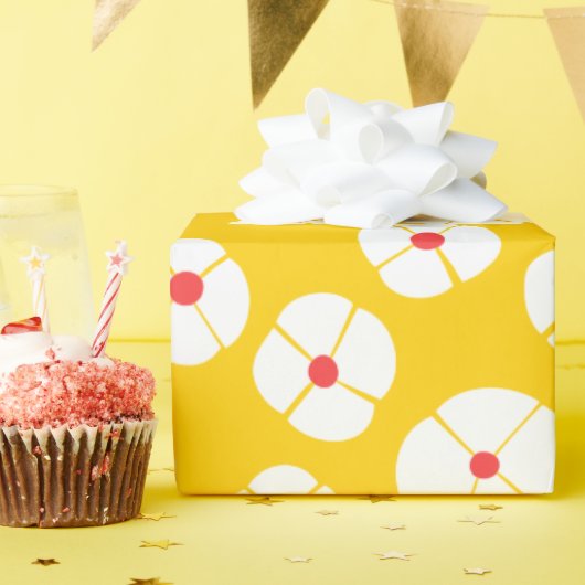 Witte bloemen op goud cadeaupapier (Verjaardagsfeest)