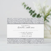 witte bloemen op grijs patroon RSVP Kaart (Staand voorkant)