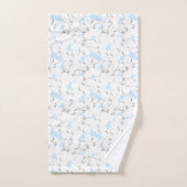 Witte bloemen op lichtblauw. bad handdoek (Handdoek)