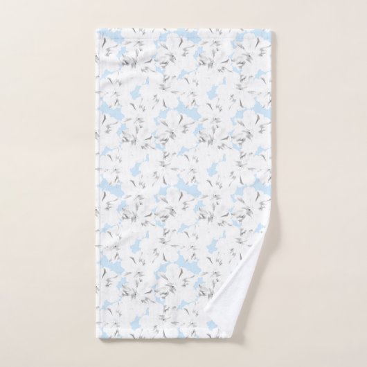 Witte bloemen op lichtblauw. bad handdoek (Handdoek)